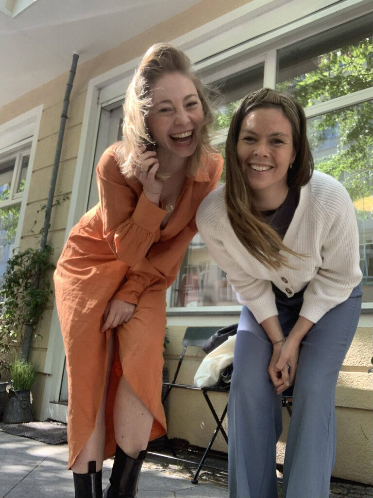 Philomena Schweizer und Jennifer Fenske, Gründerinnen von AETHER Coaching + Consulting und Anbieter von Workshop Konfliktkompetenz, den Open Sessions und weiteren Formaten, stehen nebeneinander und lächeln in die Kamera